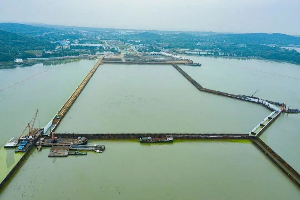 2018年5月19日，太湖隧道主體施工第一倉鋼板樁圍堰封閉完成，標(biāo)志著太湖隧道工程正式進(jìn)入主體工程施工階段。第一倉鋼板樁圍堰長422米，寬208米，由3810根鋼板樁施打后拼接而成，面積達(dá)到87776平方米。從2018年4月7日開始施工到同年5月19日完成，共歷時43天。