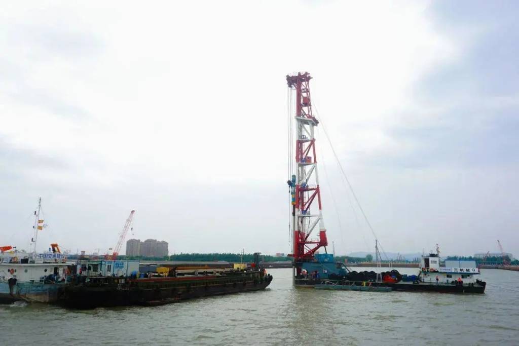 2018年5月24日，太湖隧道第一根長達(dá)24米的方樁成功打入湖底，這標(biāo)志著太湖隧道全面進(jìn)入主體工程施工階段。