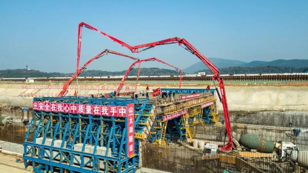 2019年1月18日，太湖隧道主體結(jié)構(gòu)頂板完成首次澆筑，隧道完整的主體結(jié)構(gòu)框架顯現(xiàn)出來。