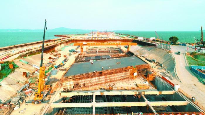 2019年6月12日，為降低對隧道的垂直壓力，減少土方用量，下穿十里明珠堤的百米成型隧道上方開始澆筑巨型鋼筋混凝土“空箱”。