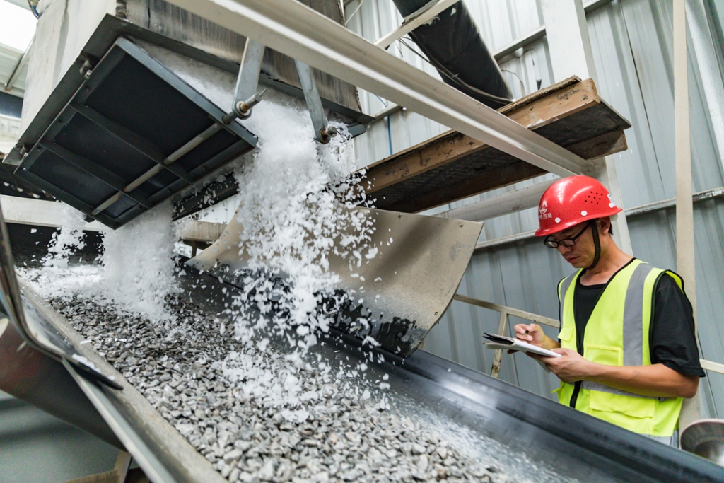 2019年7月28日，工作人員在混凝土粗骨料上加入冰屑，將混凝土入模溫度控制在28攝氏度以下。