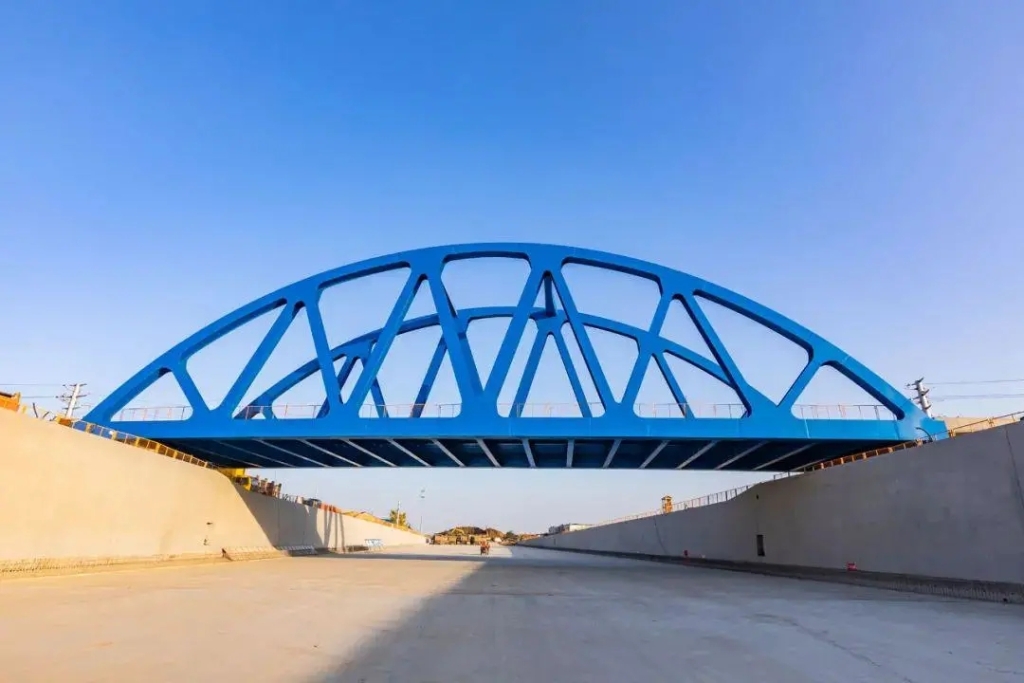 2019年8月24日，太湖隧道吳楊路鋼桁拱橋順利完成拼裝。該橋建成后，將極大方便周邊居民的出行。