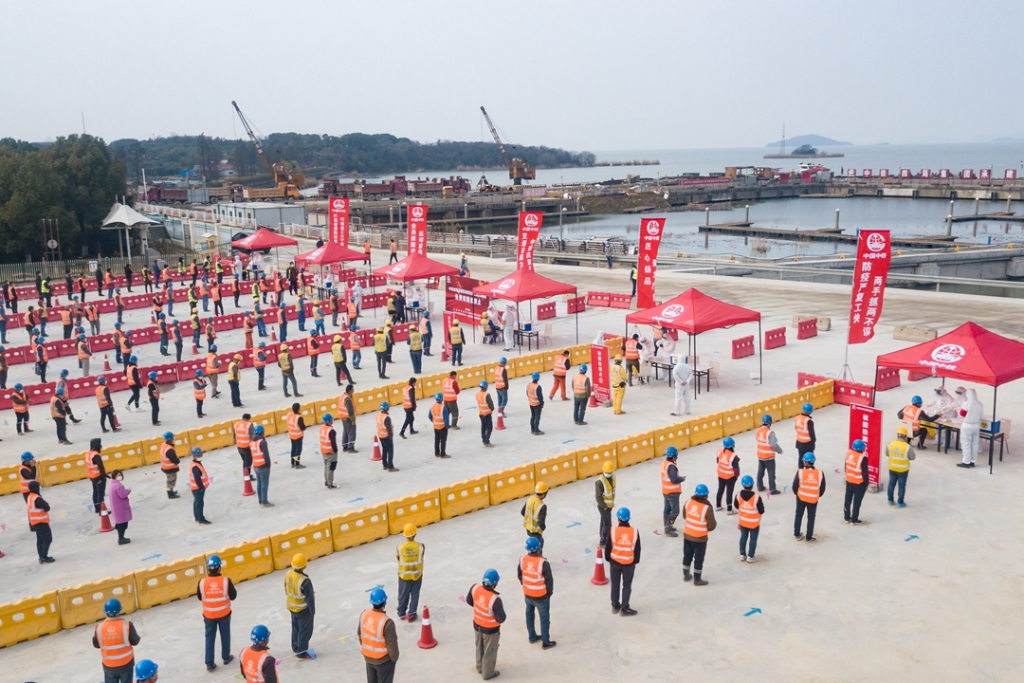 2020年3月3日，項目施工人員排隊等候開展全員核酸檢測。