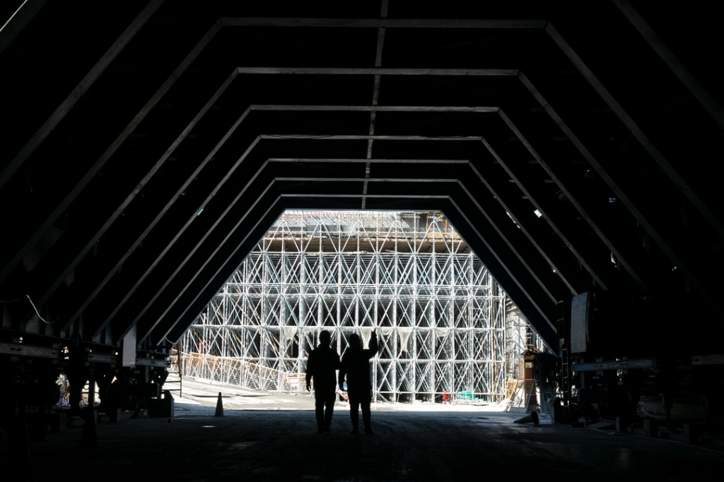 2020年12月31日，項目管理人員在施工現(xiàn)場檢查工程推進(jìn)情況。