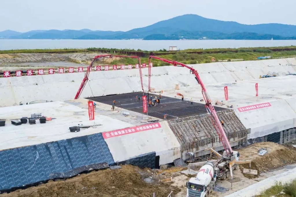 2021年9月5日，中鐵四局施工的太湖隧道南泉段主體工程全部完工。與此同時，南泉段施工轉(zhuǎn)入調(diào)平層、防撞側(cè)石等附屬工程施工階段，為下一步隧道早日通車打下堅實基礎(chǔ)。