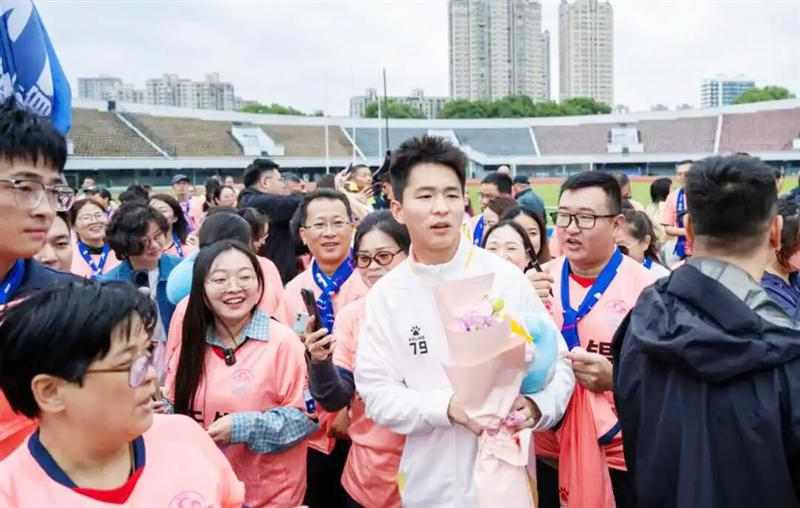 無錫隊載譽歸來 全城致敬不服輸?shù)摹坝埠怂厶摇?></li>
<li id=